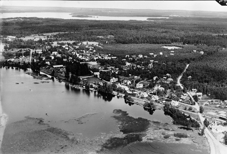 Braås är "centrum" för den norra delen av Växjö kommun. Läget på sluttningen mot sjön Örken ger dess natursköna läge.
Vid Braås gård strax norr om nuvarande Braås fanns ett järnbruk som tillverkade smidesjärn från myrmalm. Bruket lades ner helt i mitten av 1800-talet. 
När järnvägen Växjö-Västervik byggdes 1895 anlades en järnvägsstation vid sjön Örkens södra strand. Stationen fick namnet Braås efter Braås gård i närheten. Omkring järnvägsstationen växte sedan Braås samhälle upp i början av 1900-talet. 
Fram till omkring 1950 var den dominerande näringen trävaruindustrier, bland annat som mest tre sågverk och snickerifabriker. Sysselsättningen minskade successivt och Braås landskommun arbetade under 1950-talets början på att få nyetableringar för att vända trenden.
