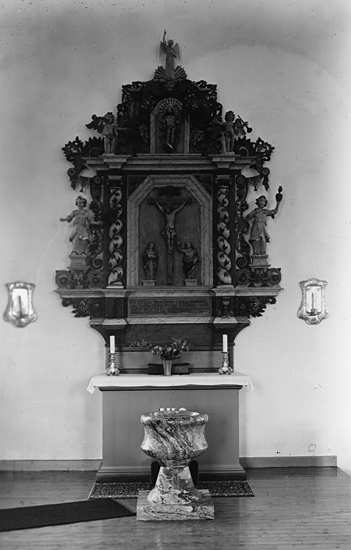 Foto av den äldre altaruppsatsen, numera använd som dopaltare.