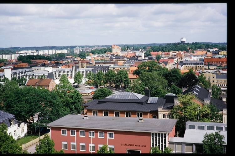 Smålands Museum och centrum sett från läroverkets tak. Växjö, 1966.