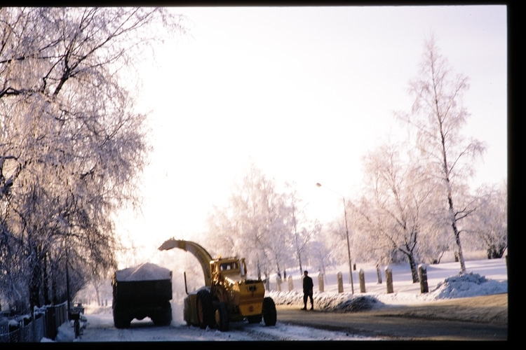 Snöröjning på Ulrikbergspromenaden. Växjö, 1969.