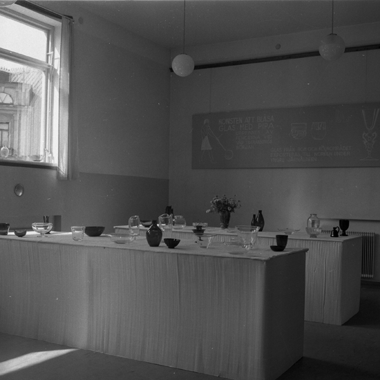 En glasutställning i Smålands Museum. 1952