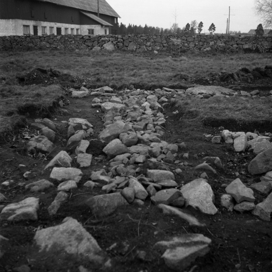 Undersökning av grundmursrester till Tegnaby gamla kyrka. 1953.
