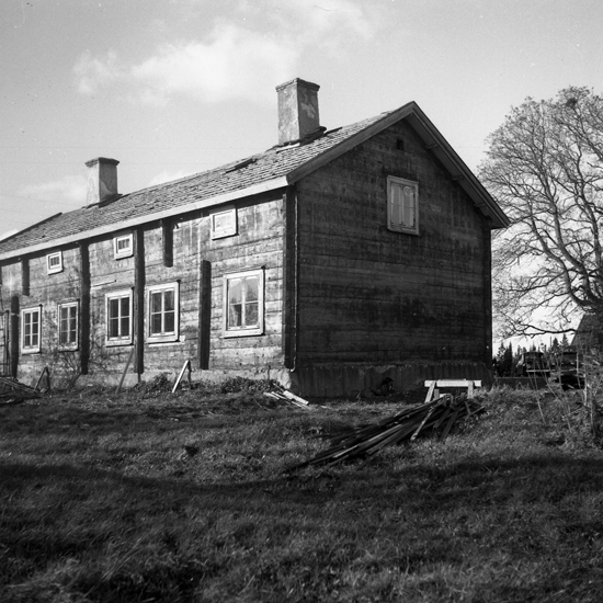 Helgåkra säteri, Jät. Mangårdsbyggnaden före och efter rivningen hösten 1954. (Samhör med JEAK06383-06384).