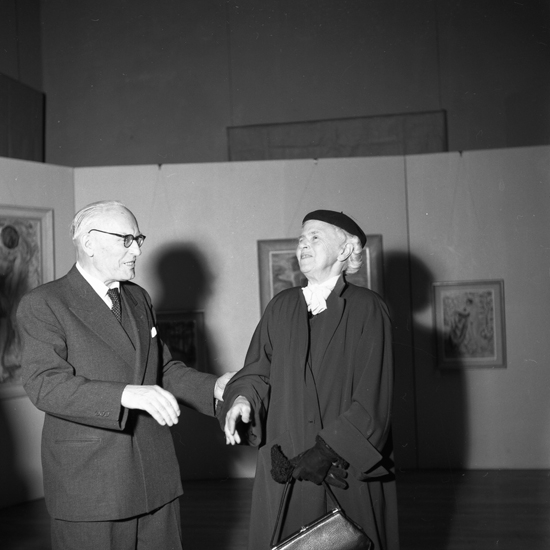 SM utställning Edward Hald. 1957.03.
Konstnären i livligt samtal.