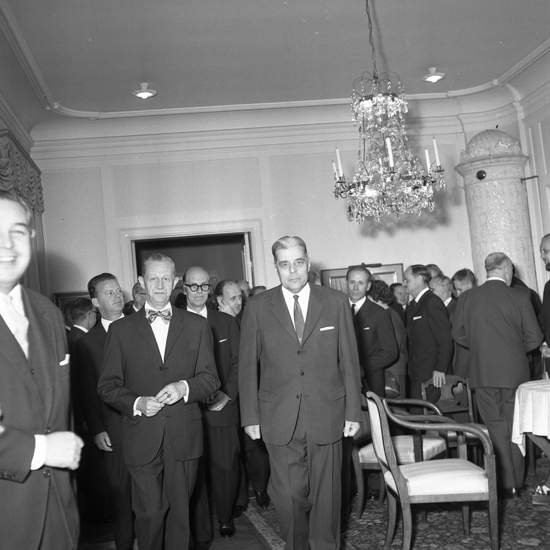 Gästande herrar i en salong på residenset, Växjö. 1964