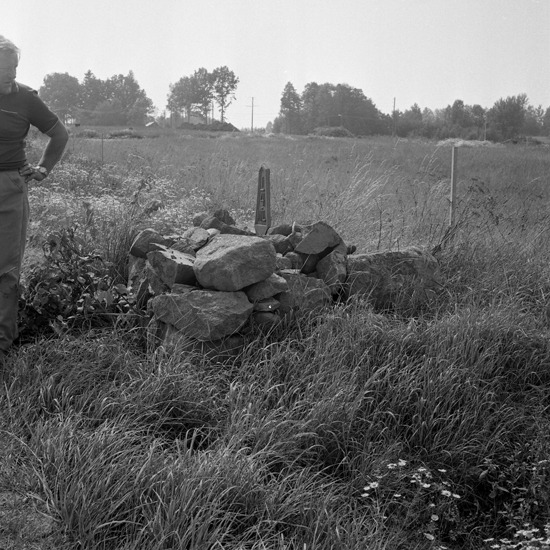 Milsten med fundament på Teleborg. Telestadsvägen, ca. 1972.