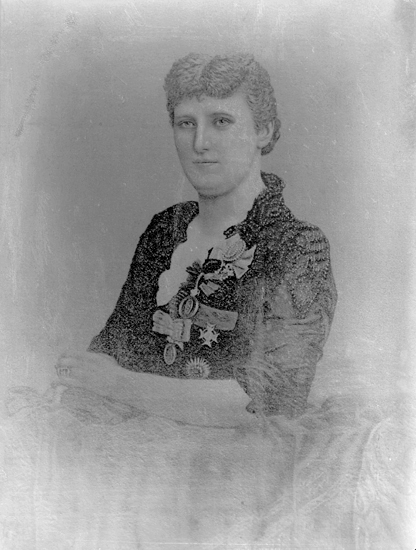 Porträtt av Christina Nilsson med blus och medaljer på bröstet.
Midjebild, halvprofil.

Troligen något slags litograferat foto, eller teckning. (AB)