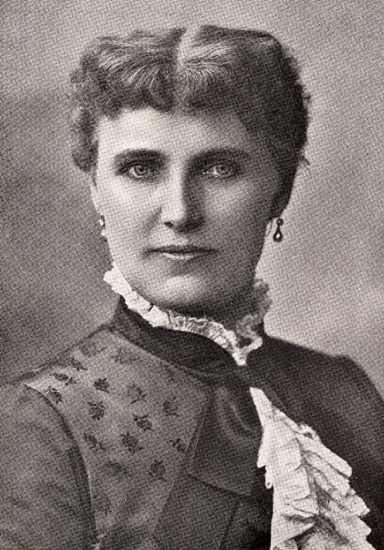 Porträttfoto av Christina Nilsson där hon bär blus samt örhängen.
