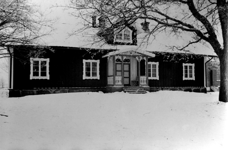 Foto av ett bostadshus i snö.