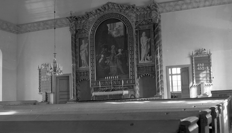 Foto i kyrkan mot altarbordet.