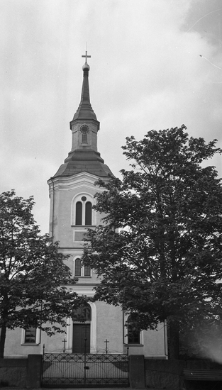 Foto på en kyrka framifrån på lite håll.