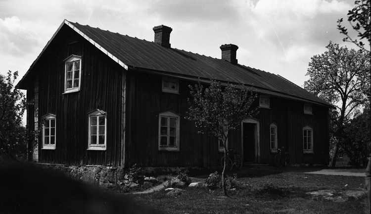 Foto på Linggården. 

Linggården är den svenska gymnastikens fader Per Henrik Lings födelsehus. Det byggdes 1768 och flyttades till sin nuvarande plats 1939. Huset används som museum.