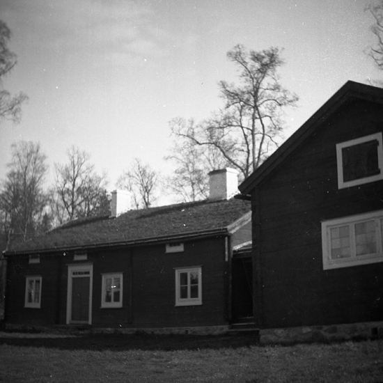 Foto på två hus på Ryttmästaregården, Kronoberg.
