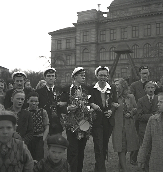 Tredje dagens studenter, 1944.
Några studenter på skolgården till dåv. Växjö Högre Allmänna Läroverk,