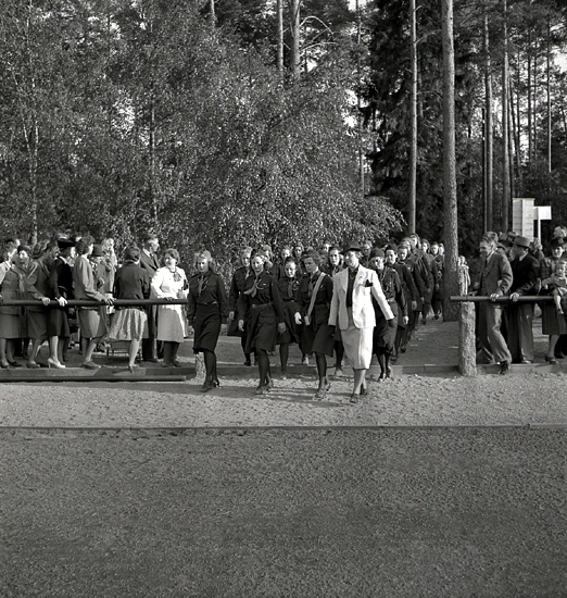 Svenska Flaggans Dag, 6/6 1942. 
Ett antal flickscouter är på väg in på Värendsvallen, med en
ledare i täten.