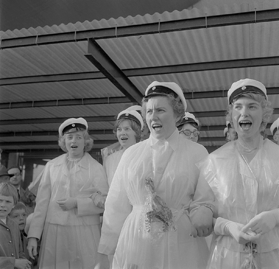 Studenterna, första d. 1960. 
Några kvinnliga studenter sjunger utanför Katedralskolan.
