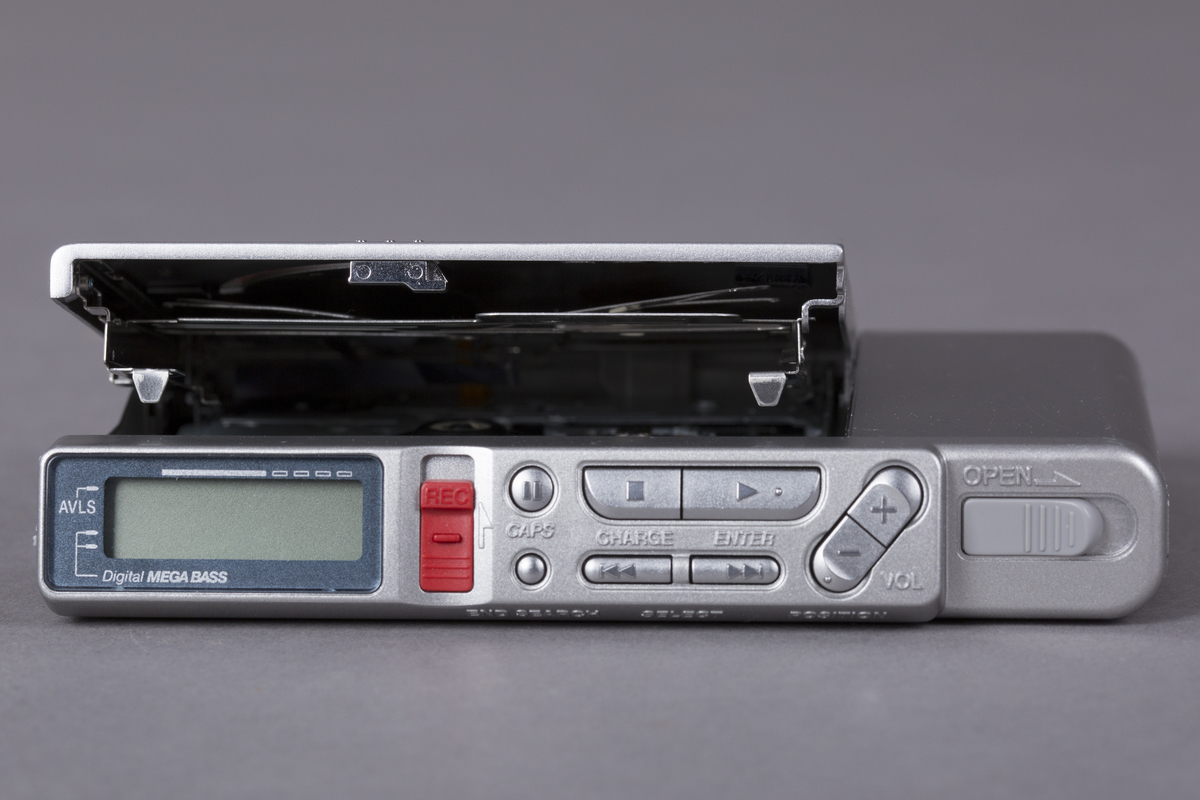 MiniDisc-spiller med opptaksmuligheter og inngang for mikrofon. Digital AGC (Audio Gain Control). Strømtilførsel via adapter (4.5 V) eller batteri/oppladbart batteri.