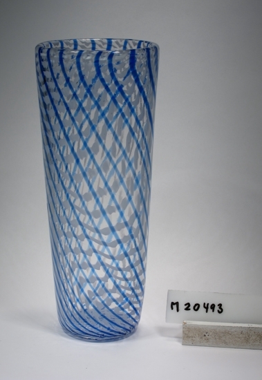 Vas. 
Design av Marcolin (?).
Beskrivning: Spiralvridna blå linjer, som korsas av vita.
Färg: Ofärgat klarglas.
Inskrivet i huvudkatalogen 1968.