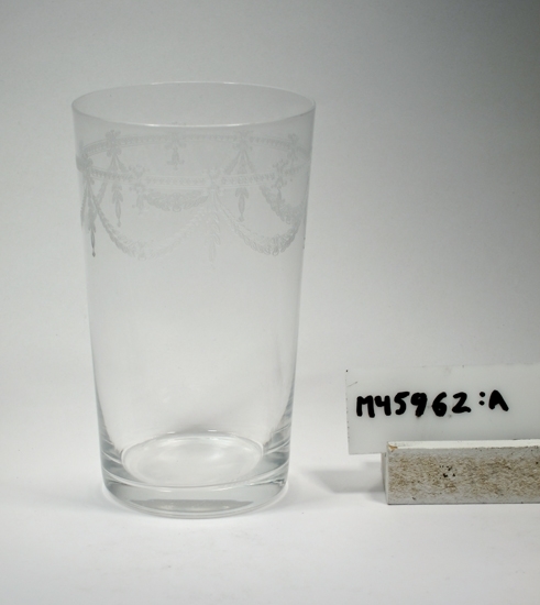 Konande glas.
Pantograferad dekor.
Ofärgat klarglas.
Inskrivet i huvudkatalogen tidigast 1990.
Funktion: Vattenglas