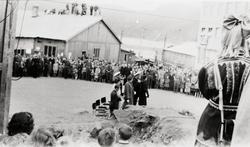 Gjenreisning. Kongebesøk i Honningsvåg. Stoler er satt opp f