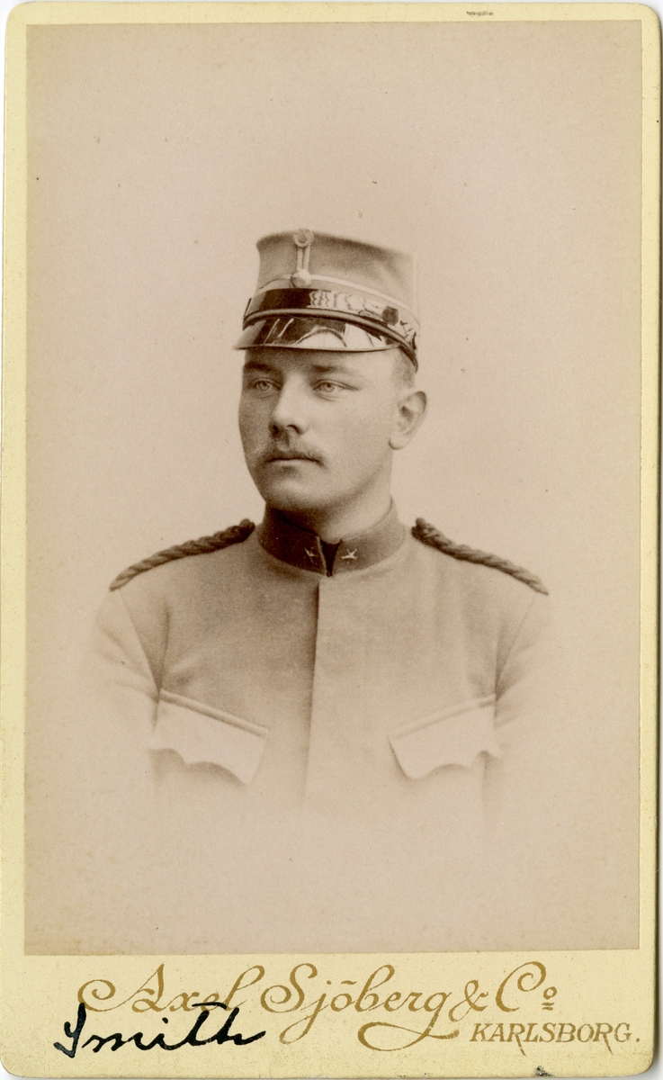 Porträtt av Hjalmar Ertman Smitt, officer vid Fortifikationen.
Se även bild AMA.0008555, AMA.0008667 och AMA.0009670.
