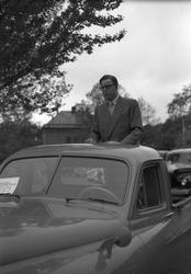 Bilutstillingen på ytre Kongsgård 1953. Ola Brun sr. taler