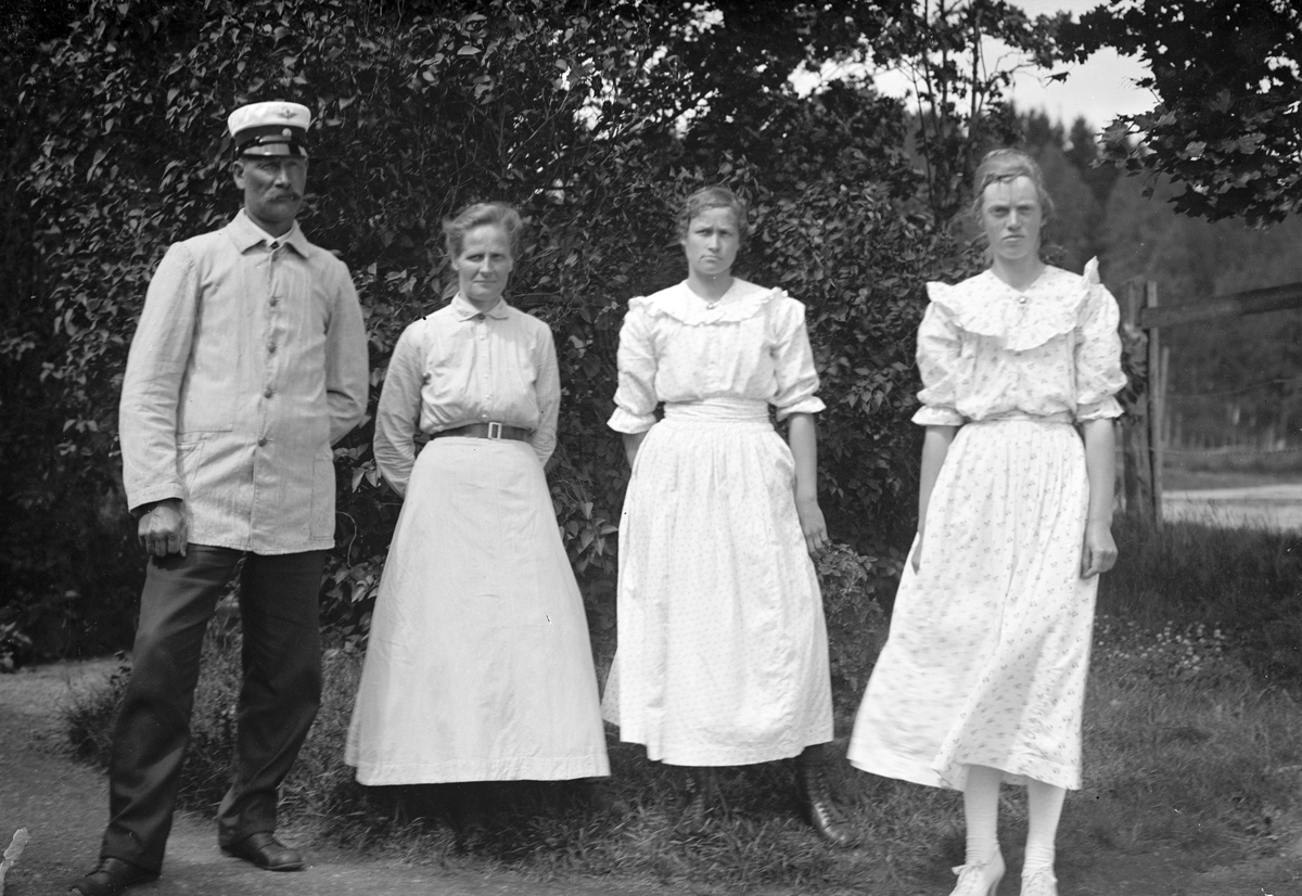Från vänster Karl och Maria Strand, Mårtsbo. Okänd. Dotter Elsa, Mårtsbo, Wästra Hästbo.