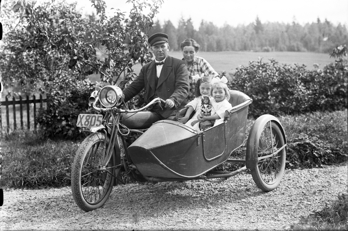 Familj på motorcykel med sidovagn. X805, Indian 7,5 hk 1921 ägd av Axel Petterson i Nyhyttan, Hästbo.
