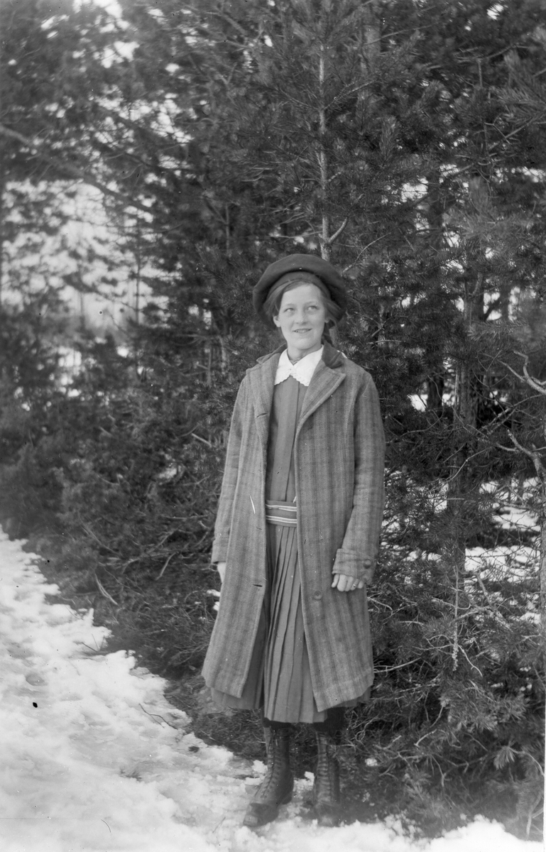 Ung flicka i Lenninge på 1910-talet.