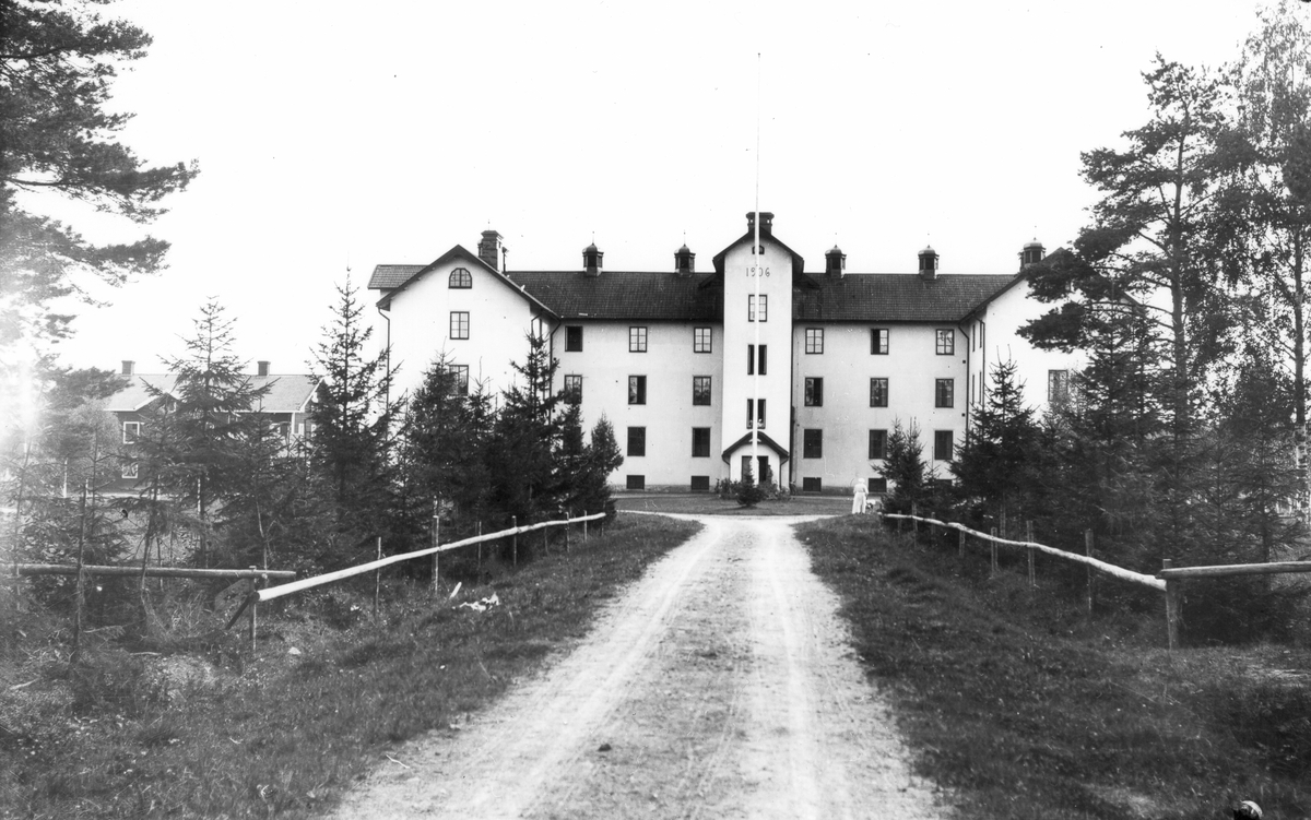 Det s k "Slottet i dalen", som då var fattighus i Bollnäs. (Åke Wassing bodde där.) Byggnaden till vänster är epiemisjukhuset (bortrivet).
Repro neg nr B 87-1437