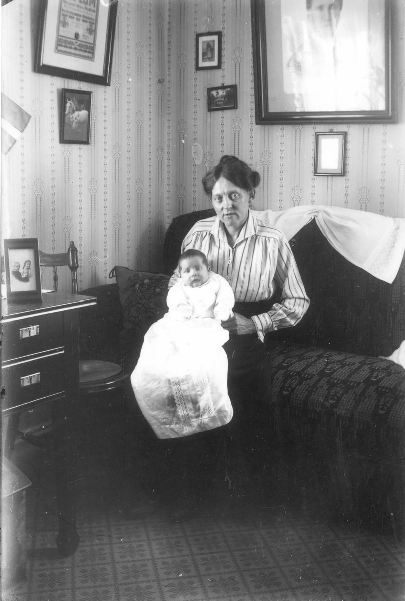 Porträtt av okänd kvinna med litet barn i dopklänning. Foto i maj 1919.