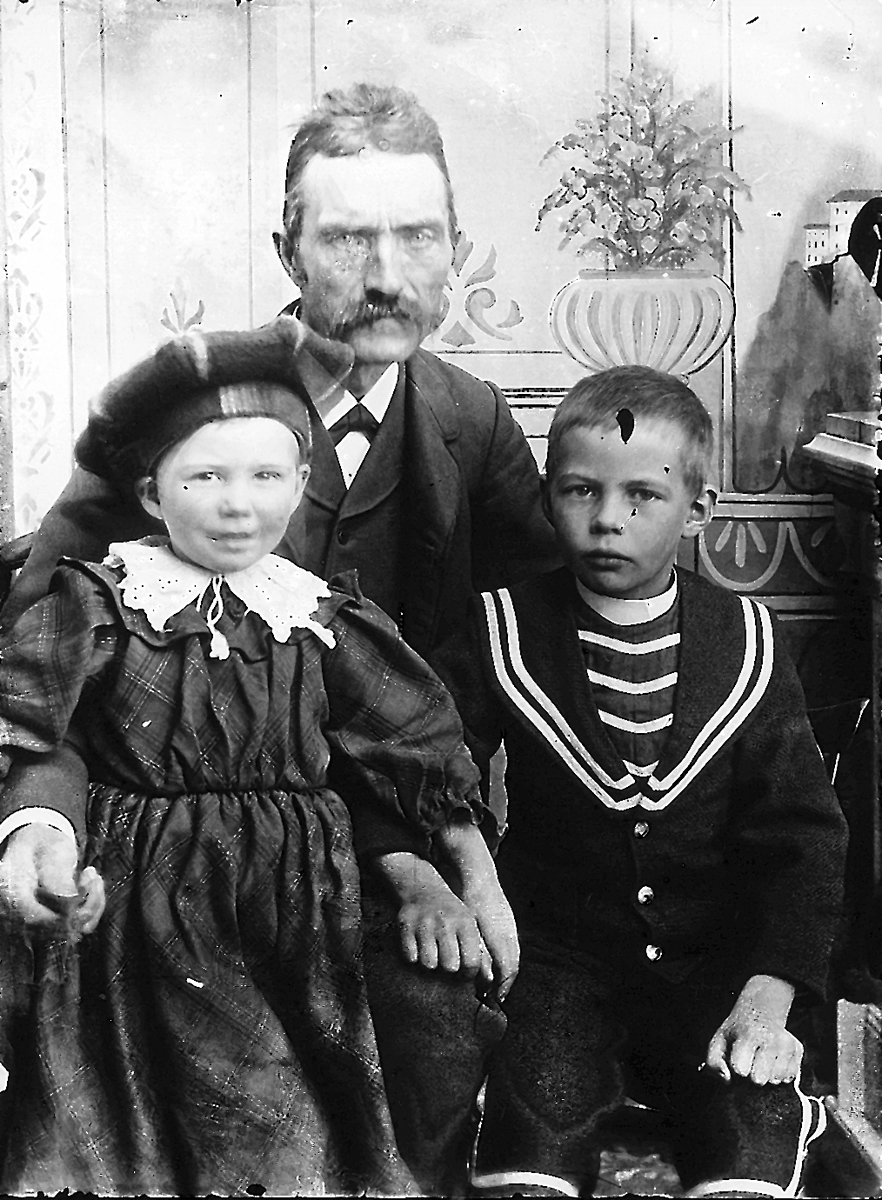 Per Lindberg (fotografen) med barnen Ester och Per Herman Lindberg.