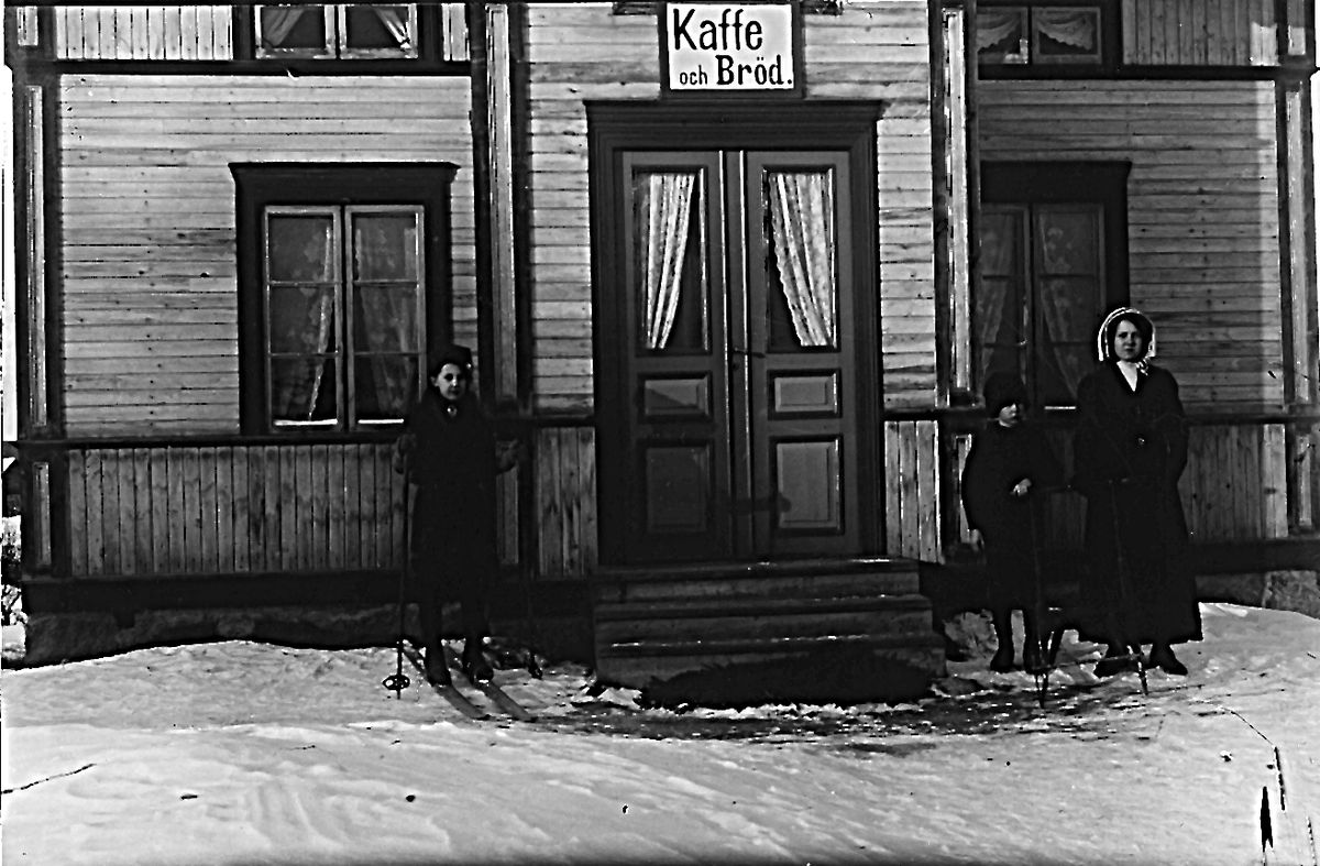 Hos Hilma Frisk i Hällbo, Staffan Frisks farmor, år 1910? Vilma Frisk och Nils Frisk samt okänd kvinna.