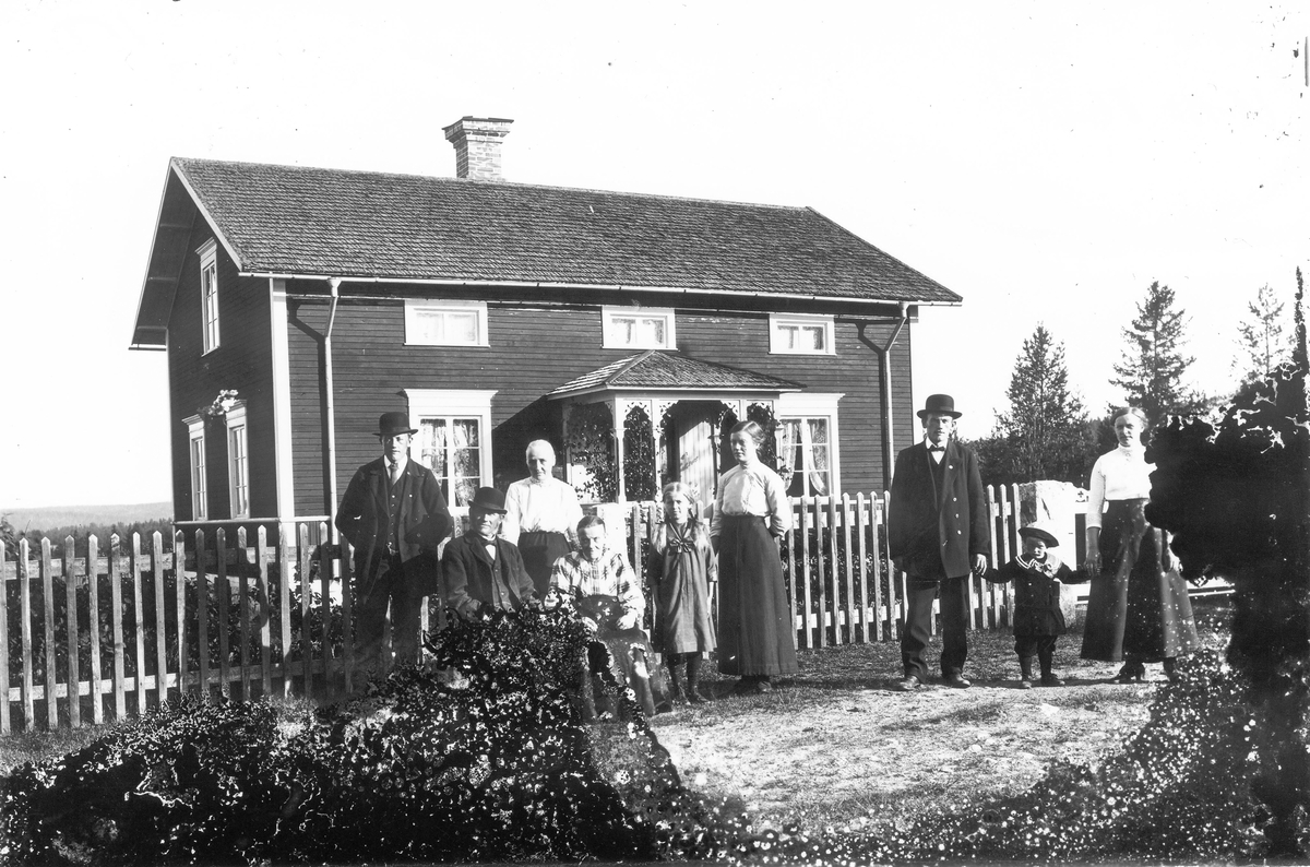 Familj framför bostadshus.