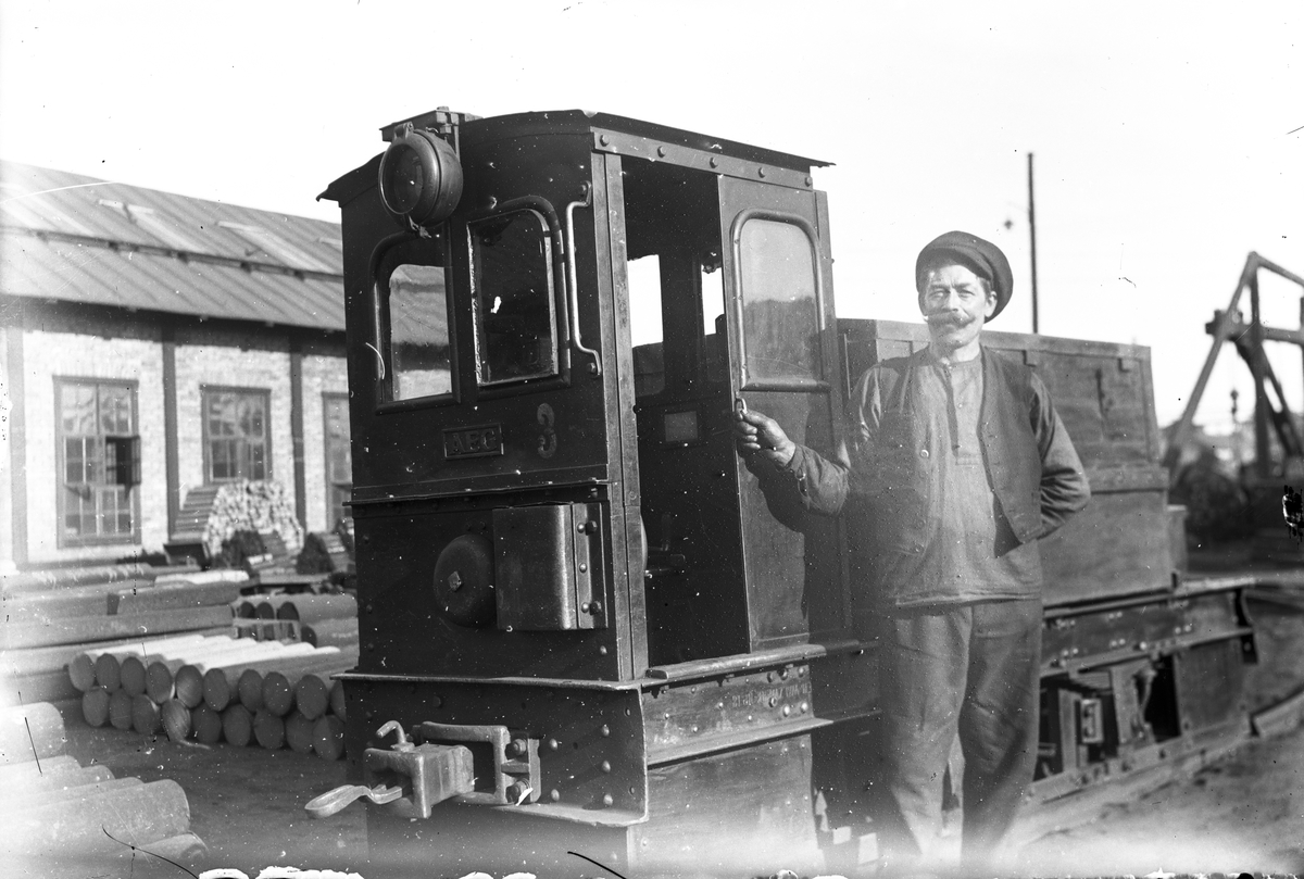 Man vid litet AEG-lok. Detta är lok 3 vid Sandvikens Jernverks AB i Sandviken. Tillverkat 1913.