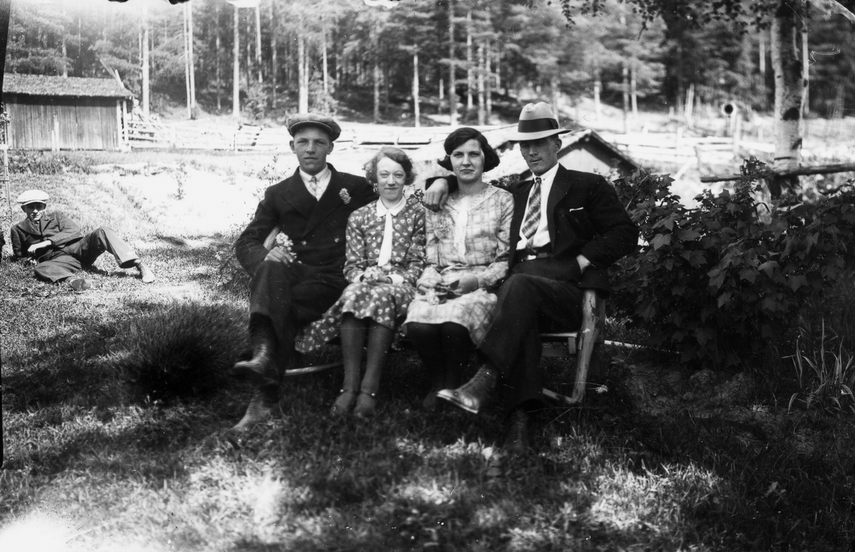 På bänken sitter från vänster Albert Nordin, Dora Johansson, Agnes Åberg och Elov Johansson.