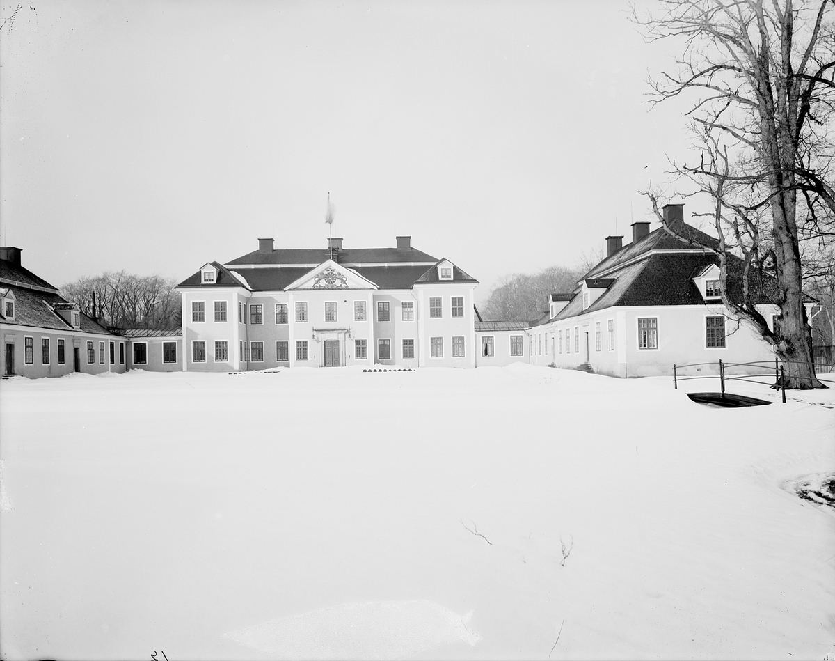 Lövstabruk
År 1643 köpte De Geer bruket och utvecklades till Sveriges största järnbruk.
Efter branden 1719 återuppfördes  herrgården med flyglar i sten. Karolinsk stil.