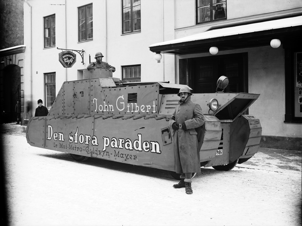 Metropolbiografen,
ett fordon som är ombyggd till en militärtanks och två stycken som är militärklädda
"Den stora paraden"
Le Mat-Metro-Goldwyn-Mayer
John Gilbert

Centrala Gävle

