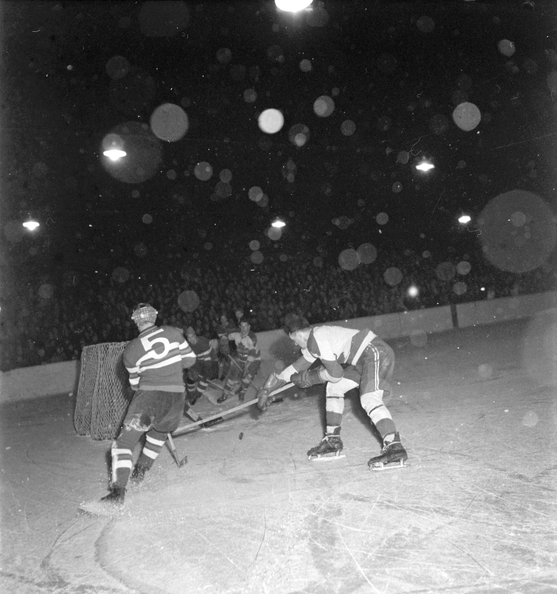 Ishockeymatch GGIK - Canada, februari 1951. GGIK är förkortning för Gävle Godtemplares Idrottsklubb, kallades även för Godis eller Saftpiraterna.



