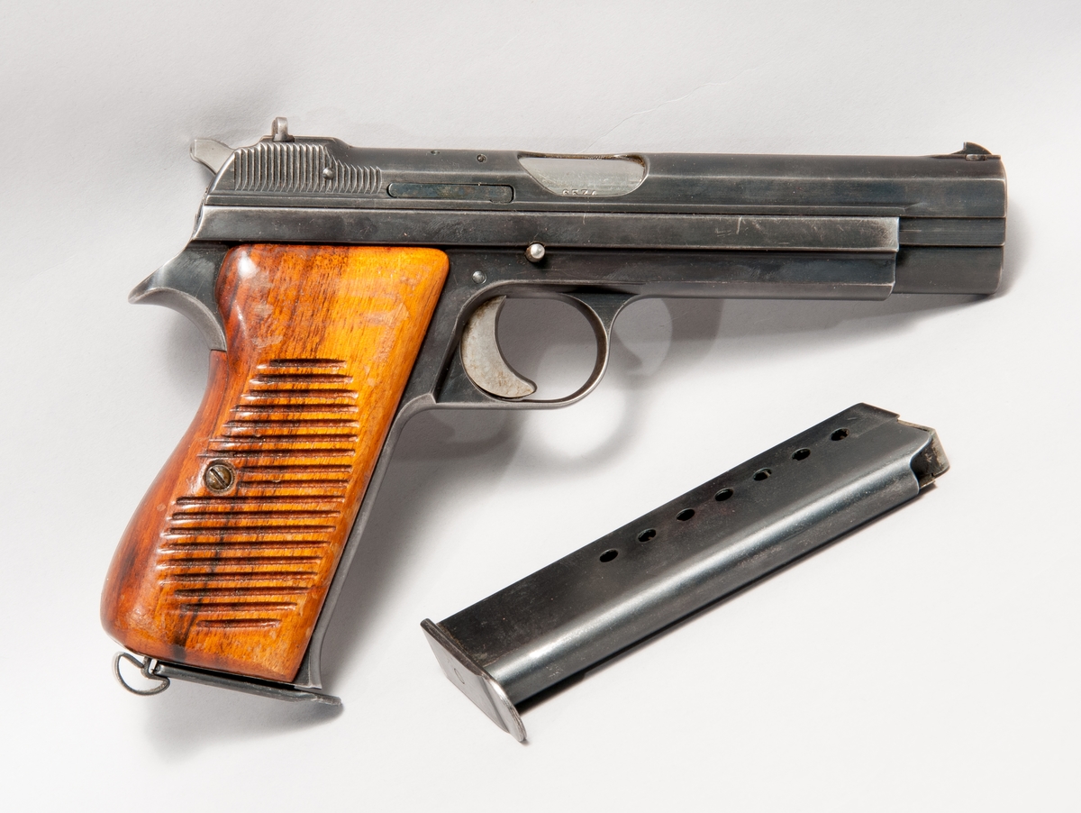 Pistol med kaliber 9 mm, fabrikat SIG Neuhausen SP 47/8. Det hölster som hör till vapnet är märkt med Televerkets emblem.