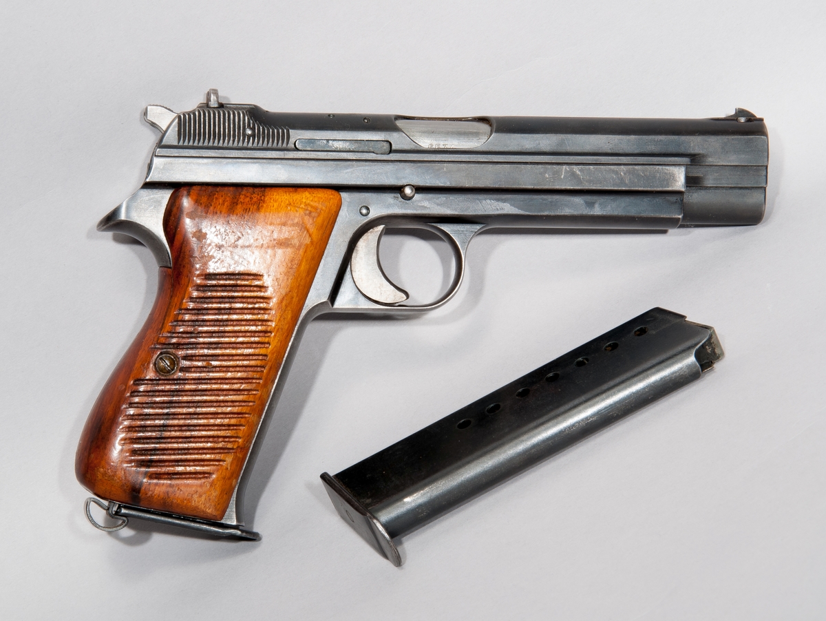 Pistol med kaliber 9 mm, fabrikat SIG Neuhausen SP 47/8. Det hölster som hör till vapnet är märkt med Televerkets emblem.