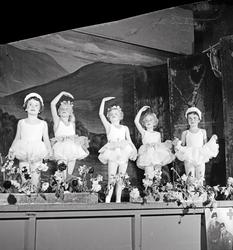 Barn på scenen i Rjukanhuset