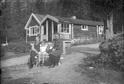 Familiefoto utenfor bolig