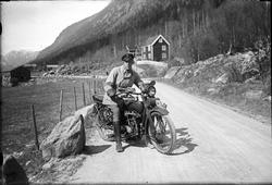 Mann på Harley Davidson motorsykkel