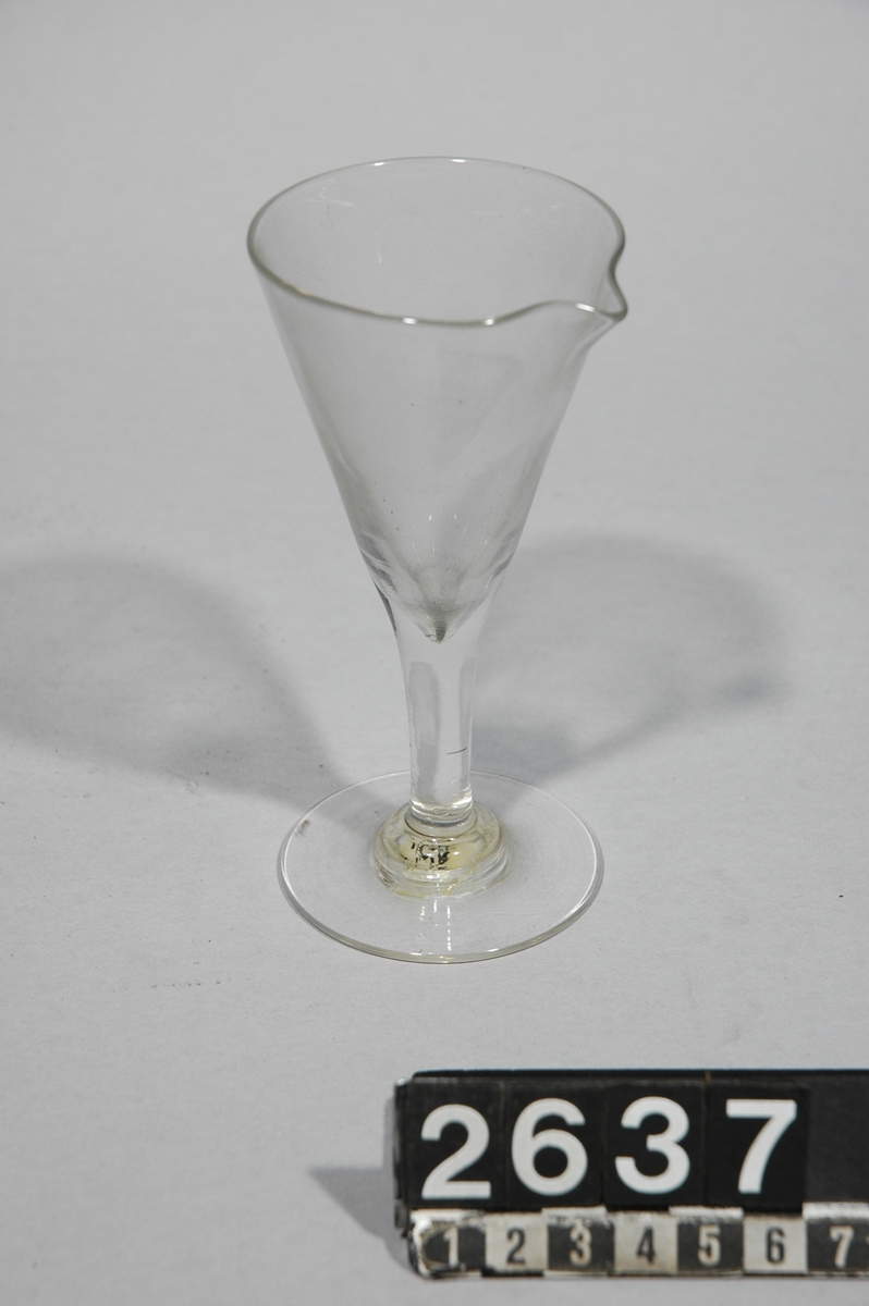 Två koniska glas med pip (Carl Daniel Ekman). Det större, vikt: 0,3kg H 233 D 95 Det mindre, vikt: 0,1kg H 125 D 60
