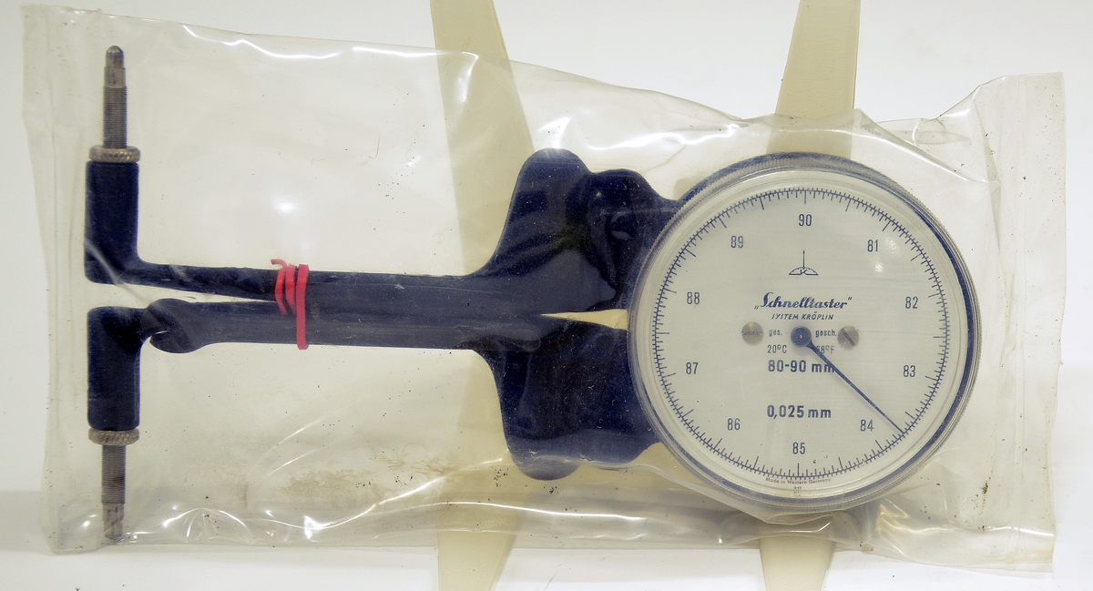 Måleinstrument i treeske. Schnelltaster fra Kröplin, bruk som mikrometer (måler tykkelser). Ligger uåpnet i plast i esken, med bruksanvisning.