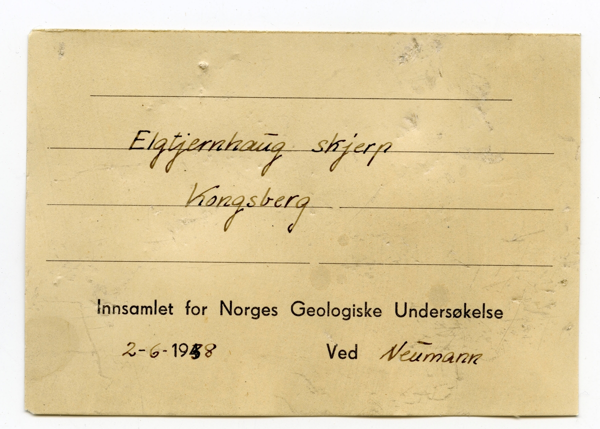 To prøver

To etiketter i eske:

Etikett 1:
Elgtjernhaug skjerp
2-6-1938

Etikett 2:
Elgtjernhaug skjerp
Kongsberg
2-6-1938
Neumann