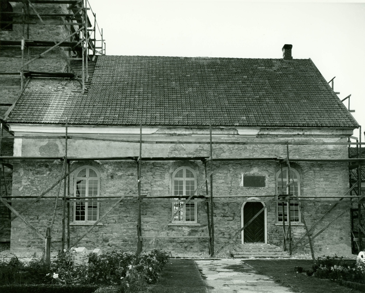 Böda kyrka under restaureringen 1942. Långhusets södra vägg med nedknackad puts, där man ser det medeltida murverket under.