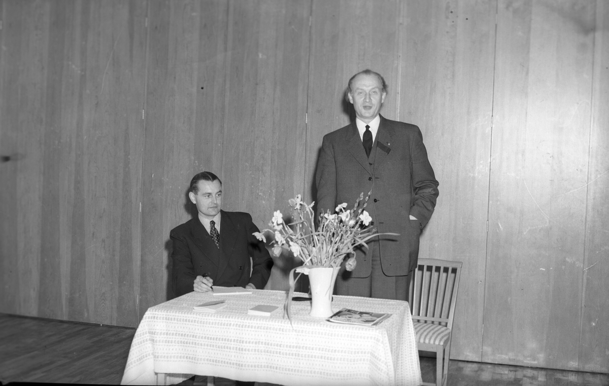 Framtidens försäkringsbolag. April 1948. Grupper på Textilgården. Beställt genom distriktschef T. Larsson.