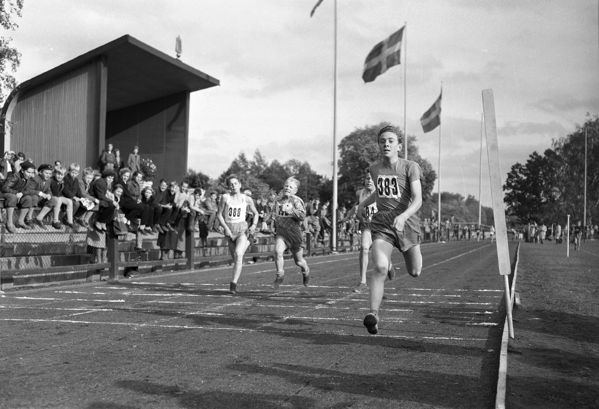 Skoltävlingar på Strömvallen. 28 september 1953.
